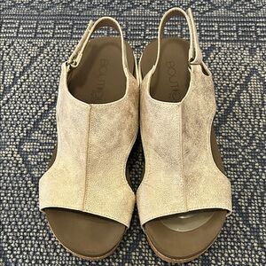 Boutique by Corkys Sandals Women’s 9 Metallic Gold Slingback Open Toe Minimal